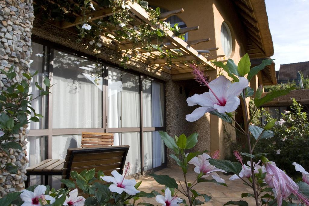 Le Petit Village Boutique Hotel & Spa Kampala Buitenkant foto